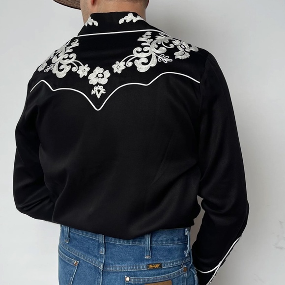 WESTERN STYLE BUTTON DOWN. - Picture 2 of 3